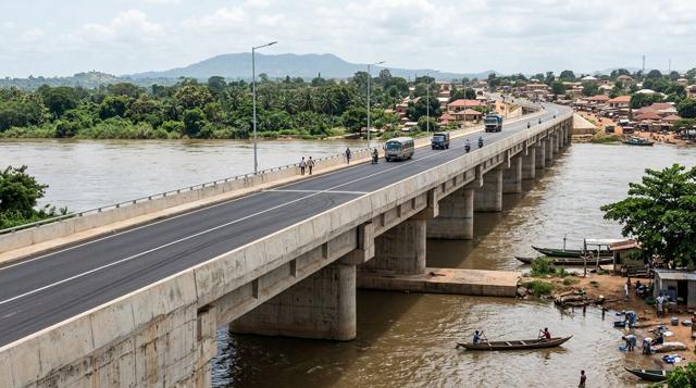 Pont routier sur un fleuve